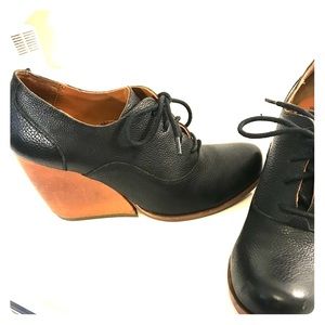 Kork ease, black pebbled leather, wedges, booties